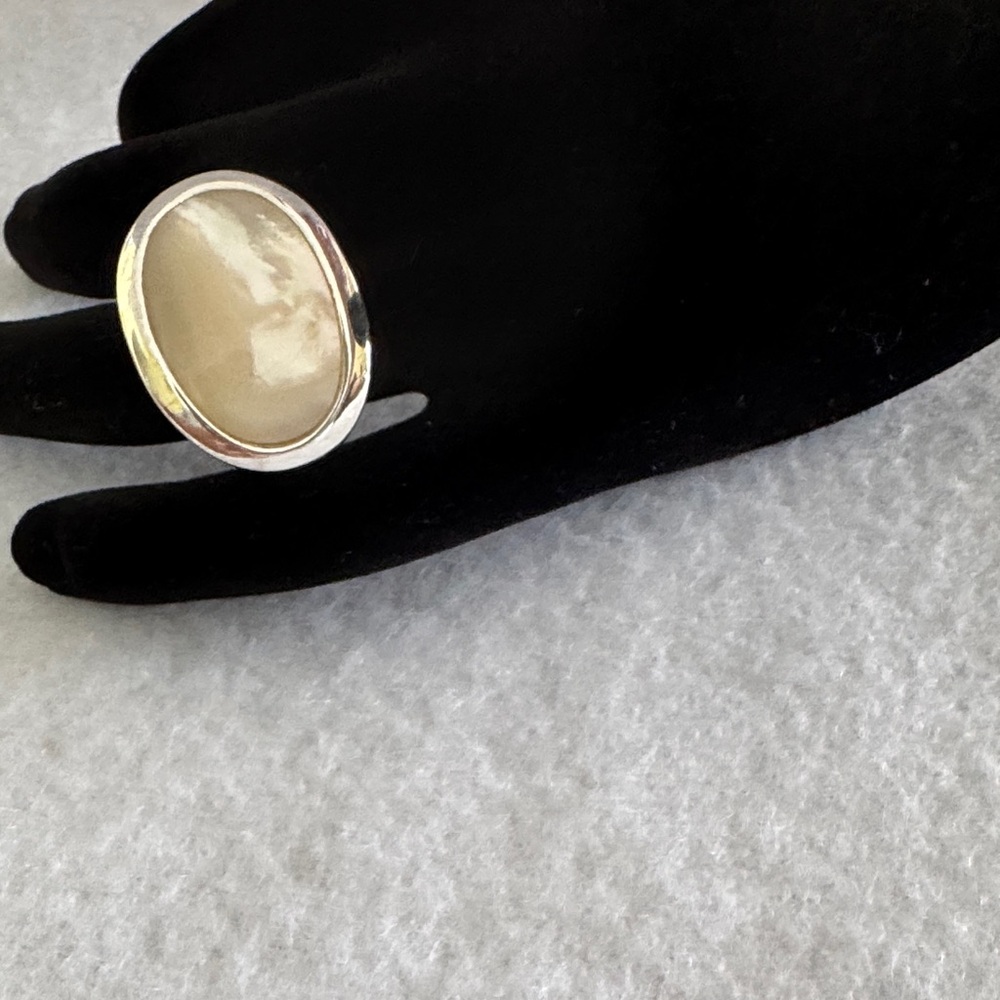 Elegant Silver and Cream Mother of Pearl design Ring